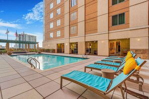 สระว่ายน้ำกลางแจ้ง เปิด 9:00 น. ถึง 20:00 น., ร่มริมสระว่ายน้ำ