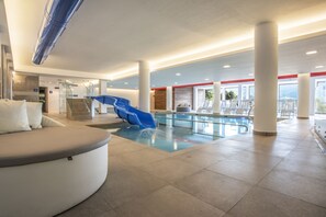 Piscine couverte, accès possible de 10 h 00 à 21 h 00, chaises longues