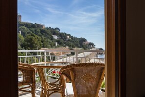Family Room with terrace and balcony, Partial Ocean View | Terrasse/Patio