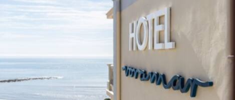 Un letrero de hotel que muestra la palabra 'HOTEL' y 'www.hotel.com'.