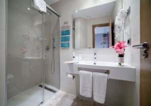 Shower, free toiletries, hair dryer, towels