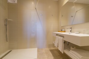 Habitación familiar, vista parcial al océano | Baño | Regadera, amenidades de baño gratuitas, secadora de cabello, toallas 