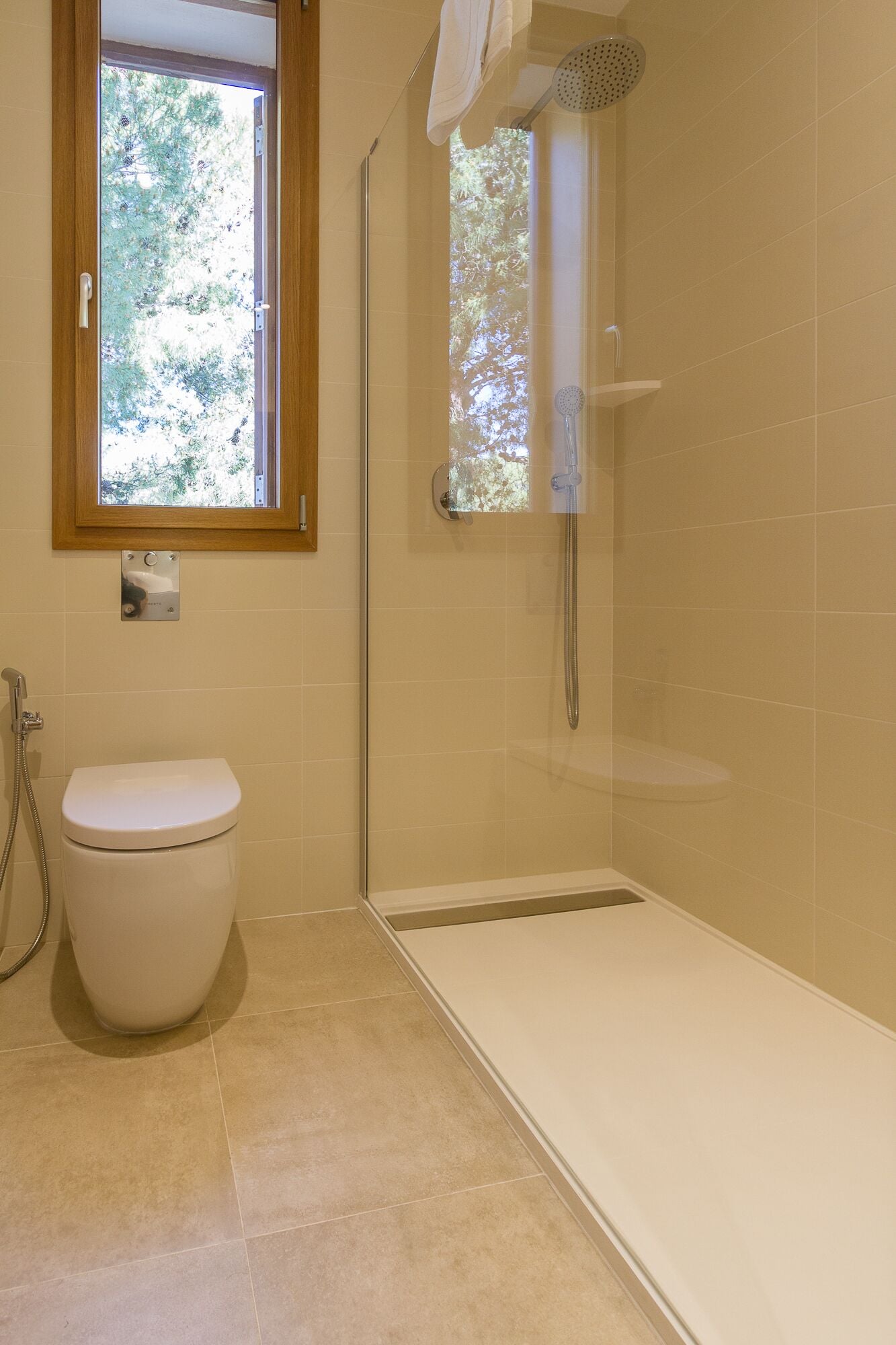 Un baño con inodoro, ducha y bañera.