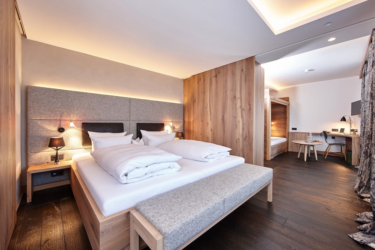 Suite pour lune de miel, 1 trÚs grand lit, vue sur la montagne (Jungbrunnensuite) | Literie hypoallergénique, couette en duvet, minibar, coffre-fort