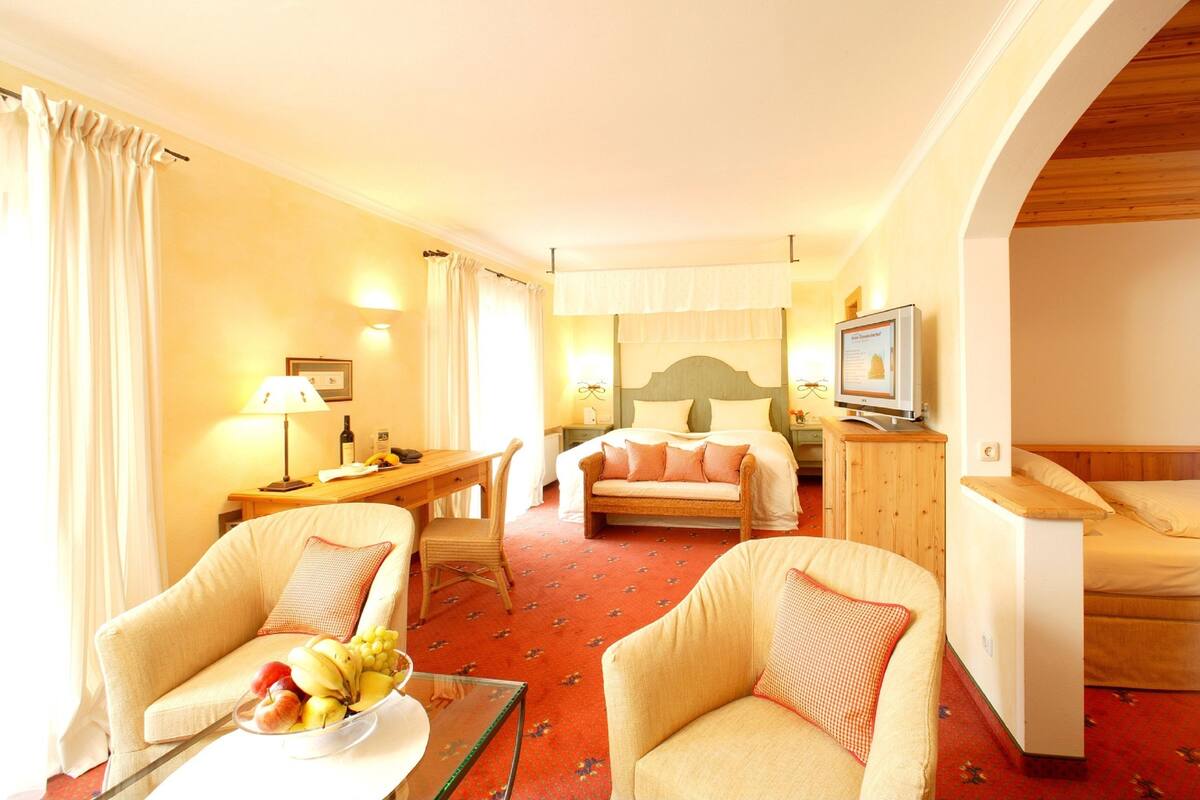 ジュニア ダブルルーム キングベッド 1 台 マウンテンビュー (Juniorsuite Landhaus) | 低刺激性寝具、羽毛の掛け布団、ミニバー、セーフティボックス (室内)