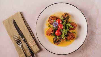 Une assiette de nourriture, avec une fourchette et un couteau posés sur une serviette à côté.