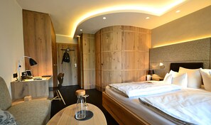 Hypo-allergenic bedding, down comforters, minibar, in-room safe