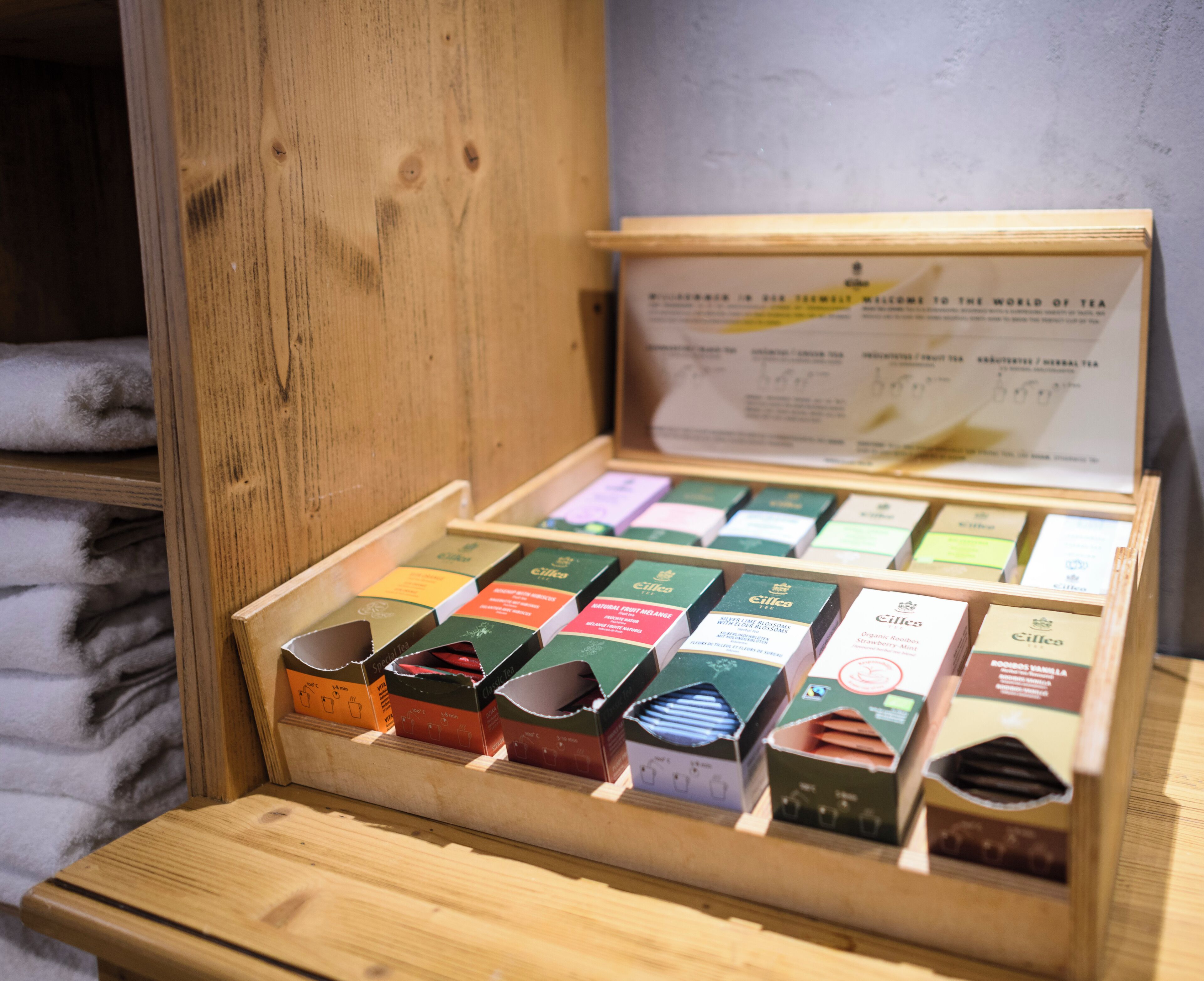 Un expositor de madera con varias cajas de té.