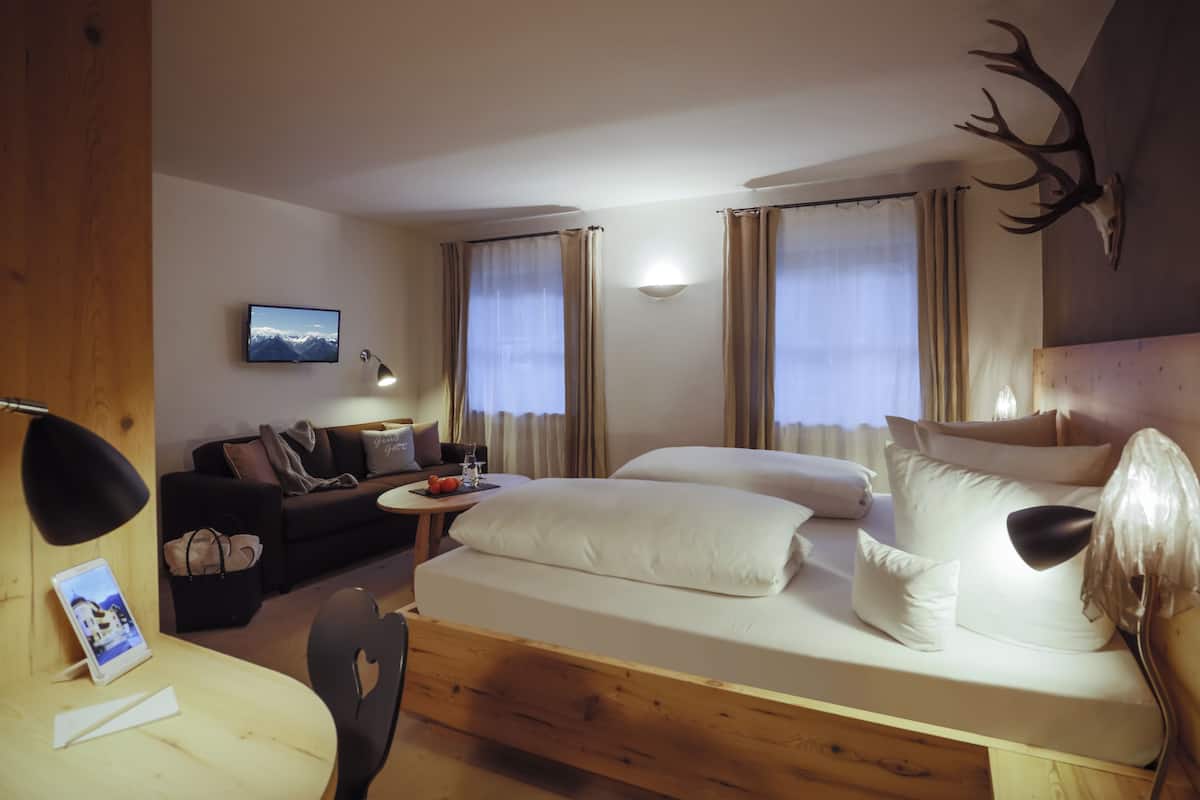 Chambre classique double, 1 trĂšs grand lit, dans lâĂ©difice annexe (Klassik Bauernhaus) | Literie hypoallergĂ©nique, couette en duvet, minibar, coffre-fort