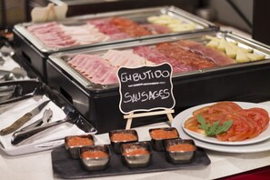 อาหารเช้าแบบคอนติเนนทัลทุกวัน (EUR 6.99 ต่อคน)