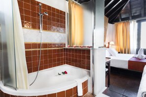 Superior Double Room (exterior) | Bathroom