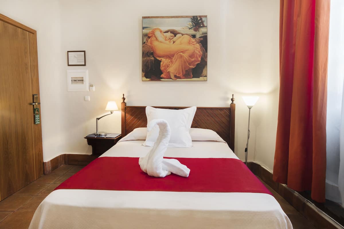 Escritorio, sistema de insonorización, wifi gratis y ropa de cama
