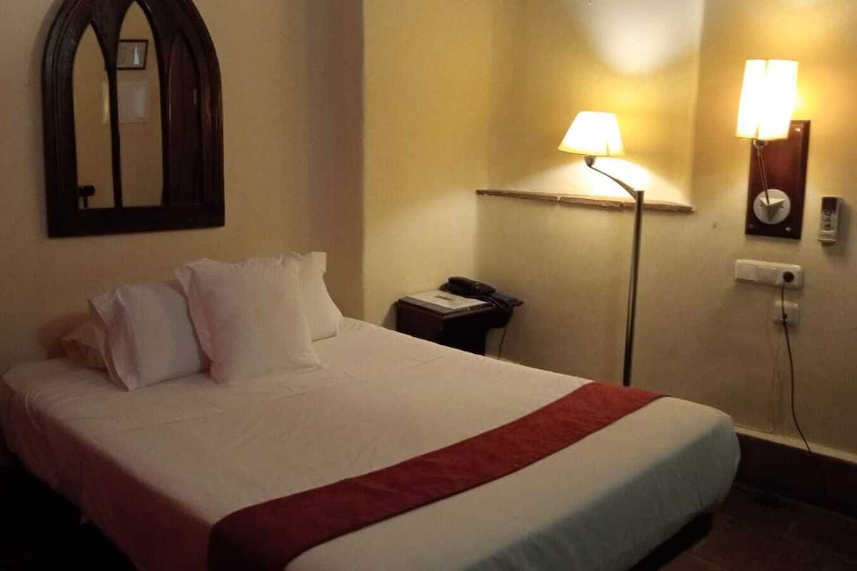 Escritorio, sistema de insonorización, wifi gratis y ropa de cama