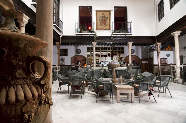 Breakfast, lunch, dinner served; international cuisine, alfresco dining 