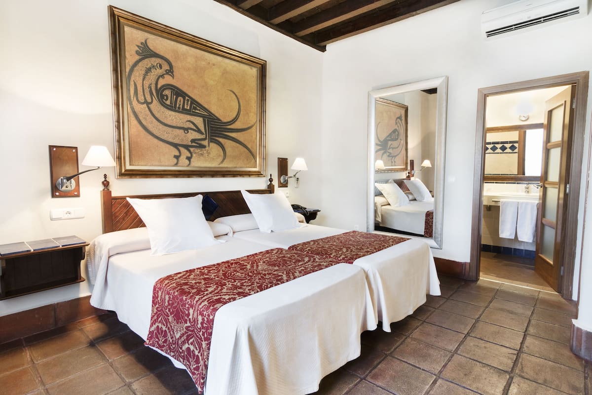 Escritorio, sistema de insonorización, wifi gratis y ropa de cama