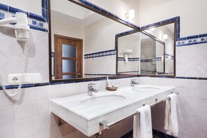 ห้องสแตนดาร์ดดับเบิลหรือทวิน | ห้องน้ำ | ของใช้ในห้องน้ำฟรี, ไดร์เป่าผม, ผ้าเช็ดตัว