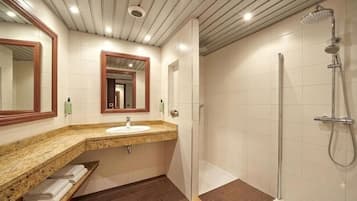 Kostenlose Toilettenartikel, Haartrockner, Bidet, Handtücher