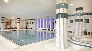 Indoor pool, sun loungers