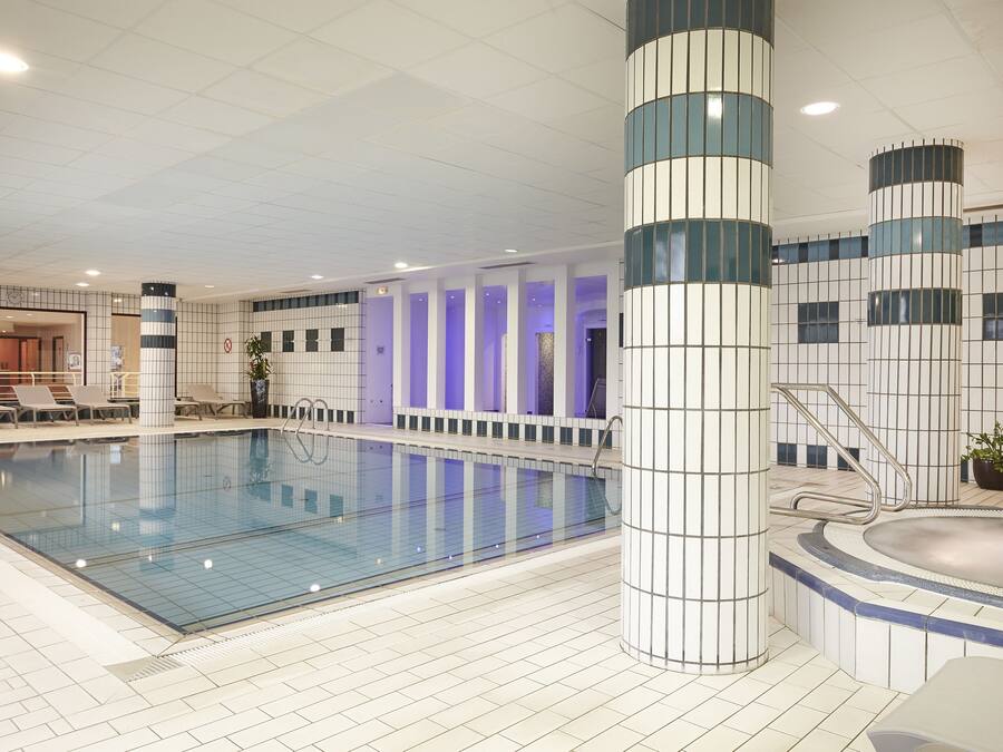 Innendørsbasseng og solsenger