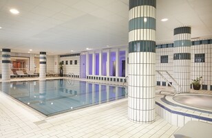 Indoor pool, sun loungers