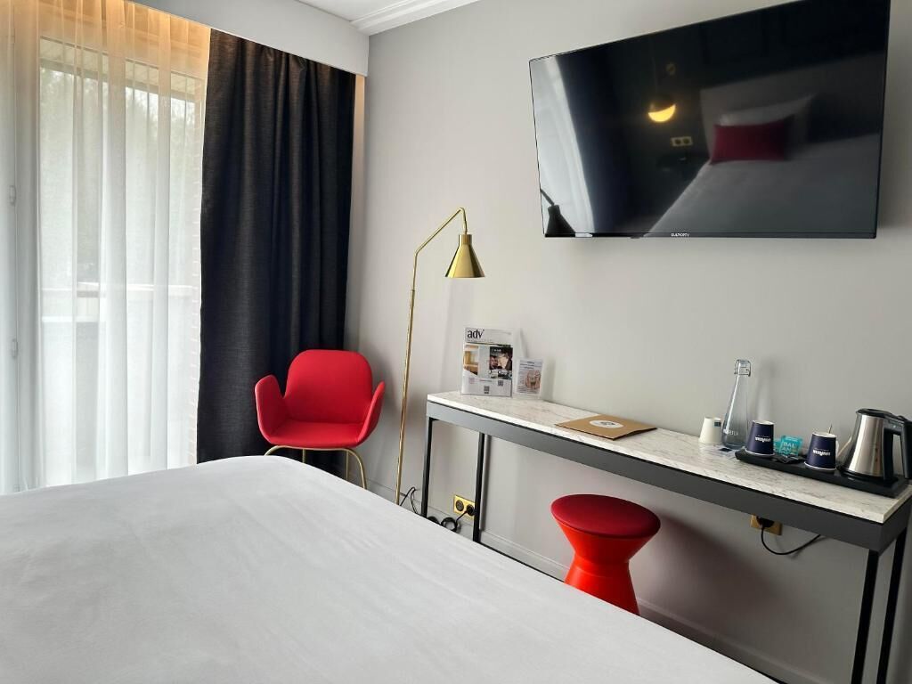 Habitación de diseño con 1 cama doble o 2 individuales | Escritorio, sistema de insonorización, tabla de planchar con plancha
