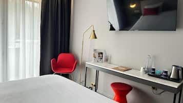 Habitación de diseño con 1 cama doble o 2 individuales | Escritorio, sistema de insonorización, tabla de planchar con plancha