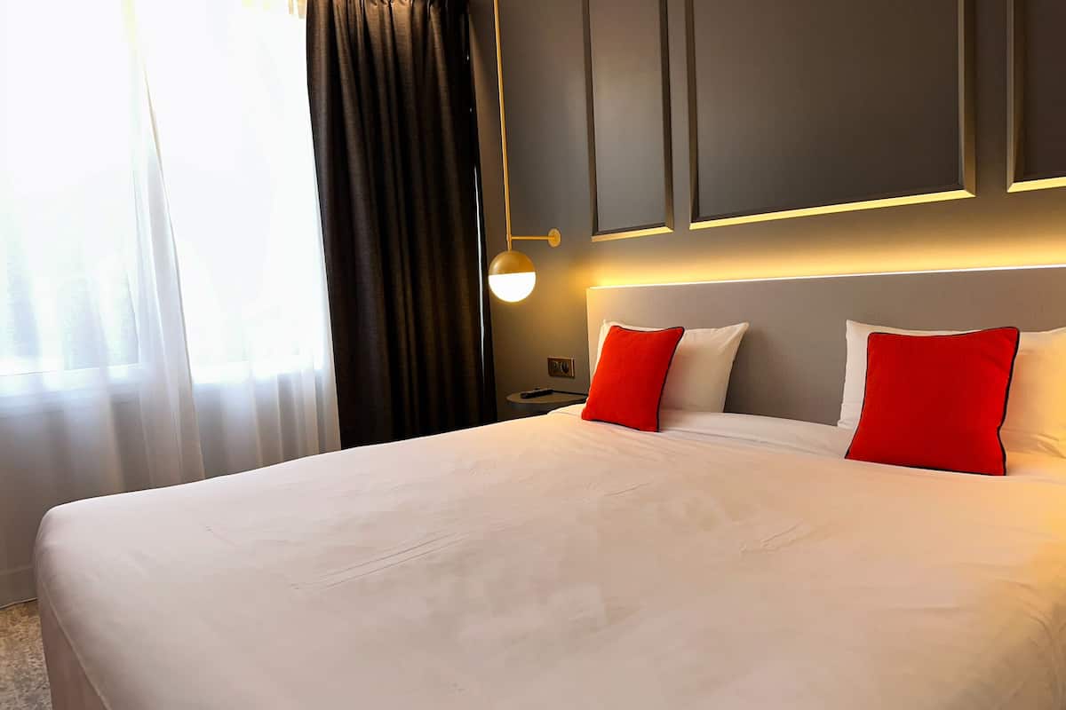Design Room, Park View | Desk, soundproofing, iron/ironing board, free cots/infant beds