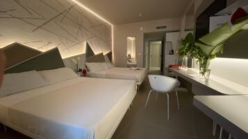 Una habitación de hotel moderna con dos camas, un escritorio y una silla.