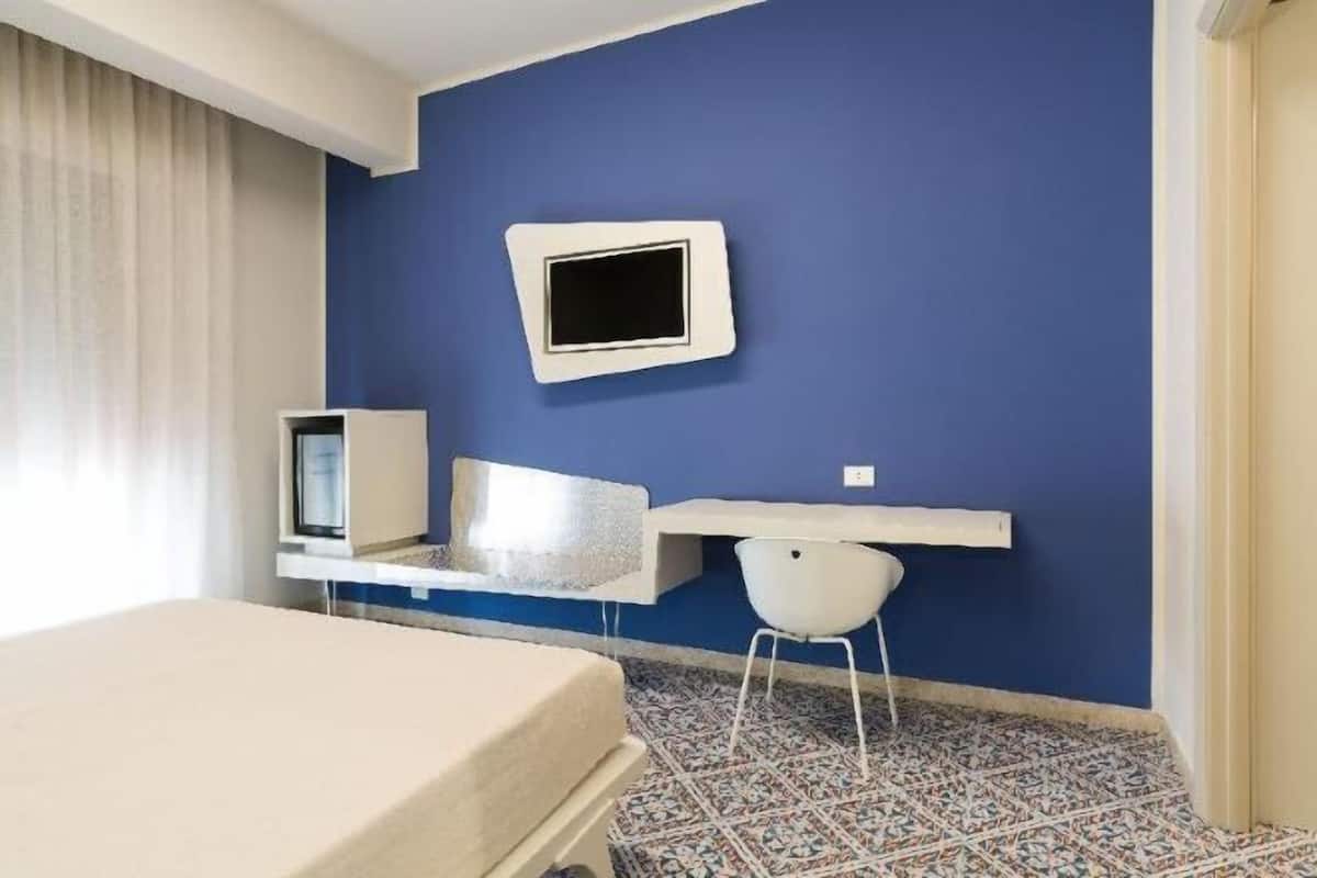 1 bedroom, in-room safe, desk, cribs/infant beds