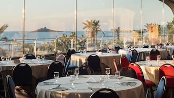 2 restaurantes, se sirven desayunos, comidas y cocina mediterránea