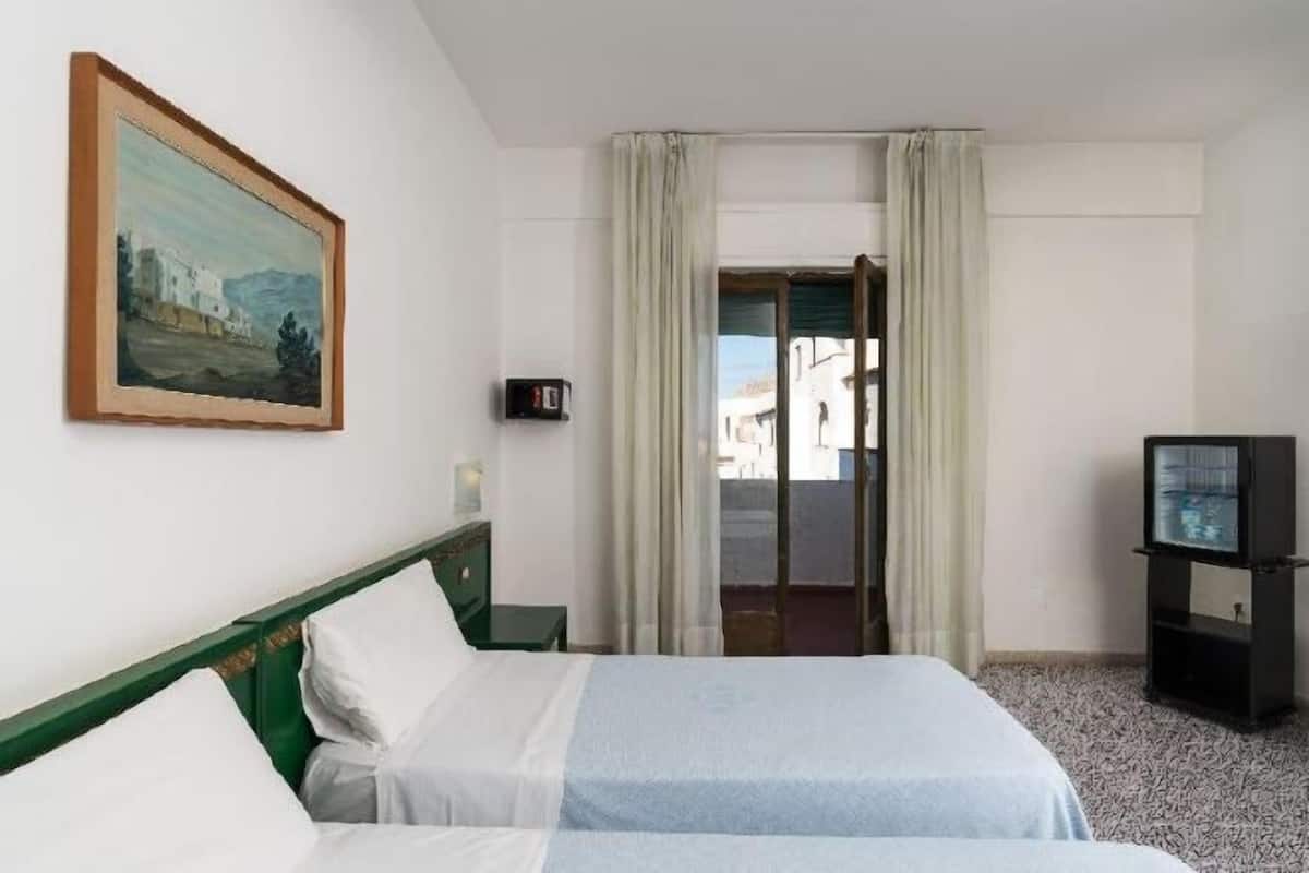 1 habitación, caja de seguridad en la habitación, escritorio y cunas