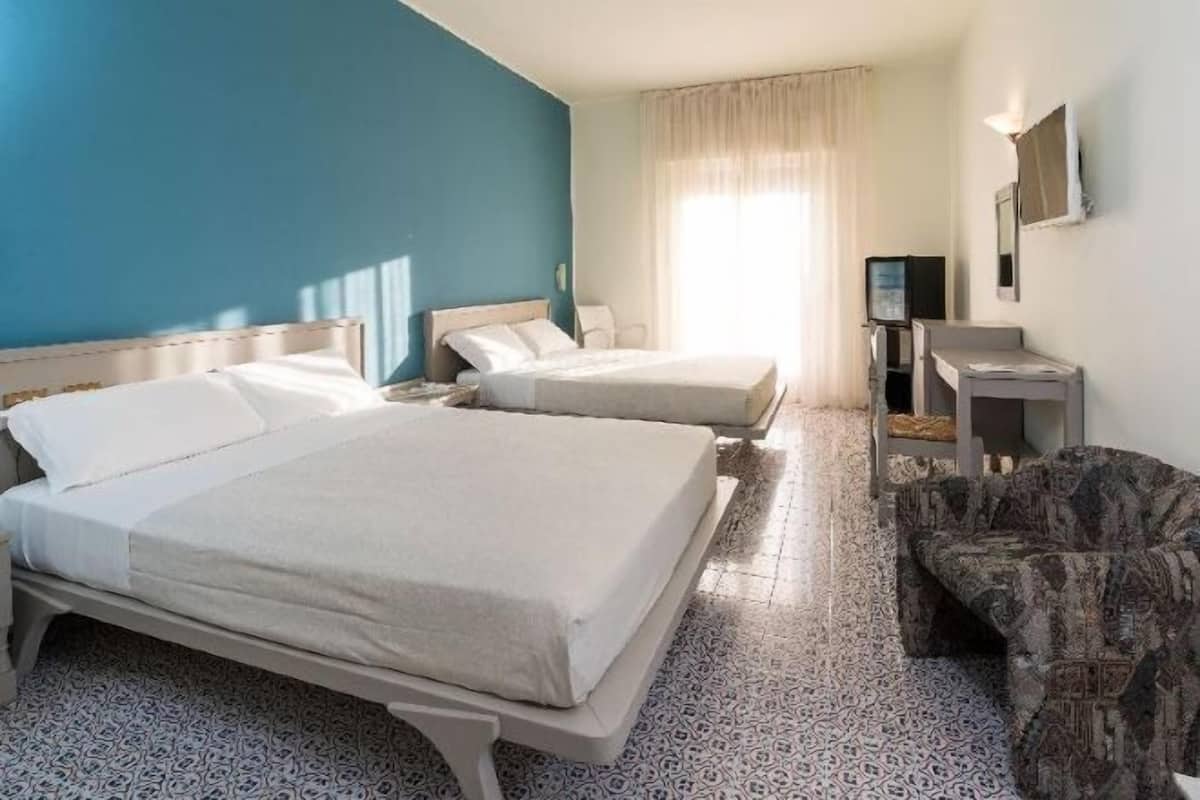 1 bedroom, in-room safe, desk, cribs/infant beds