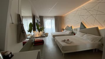 Luxe beddengoed, een kluis op de kamer, een bureau, babybedden