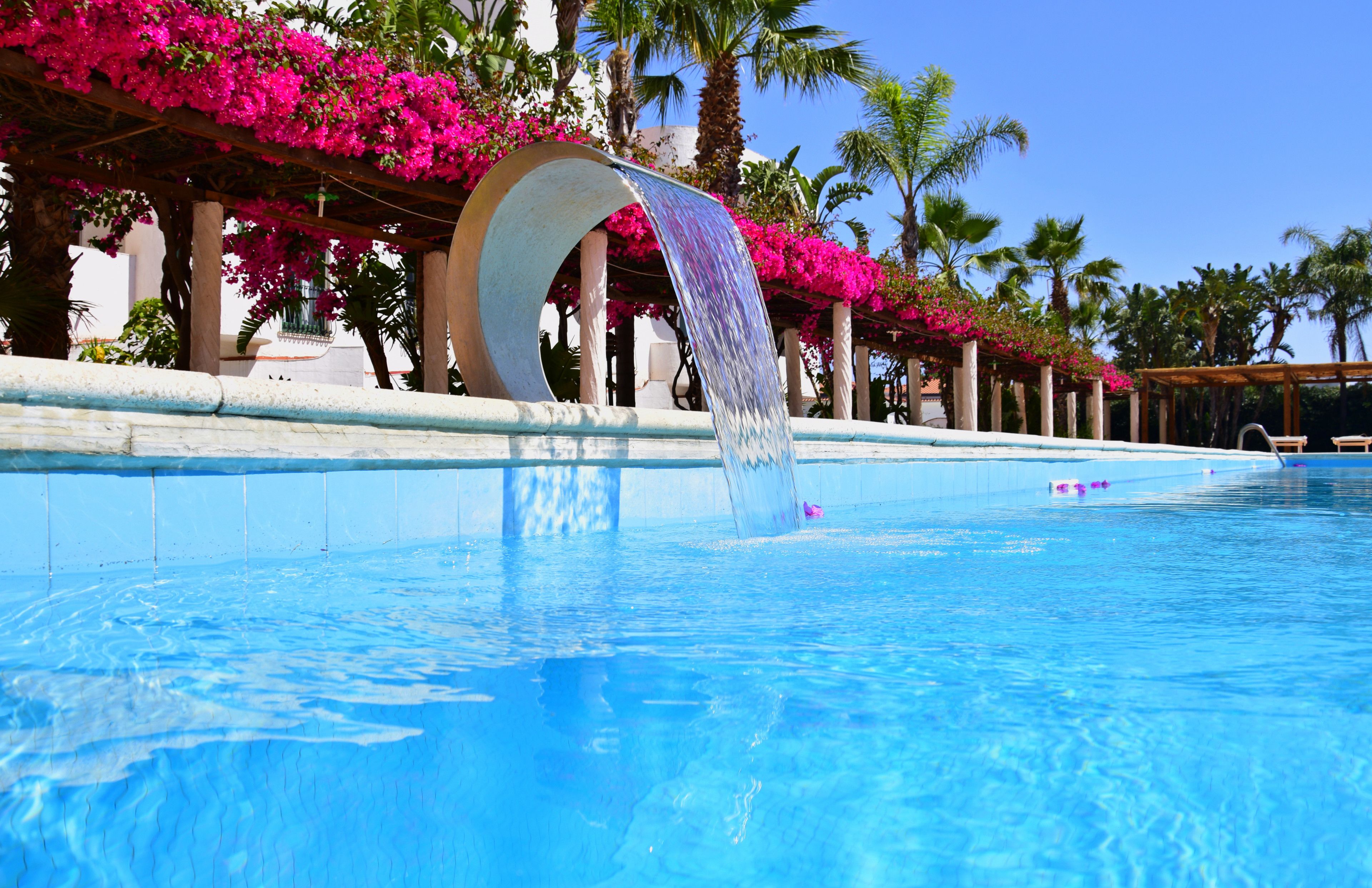 4 piscines extérieures, parasols de plage, chaises longues