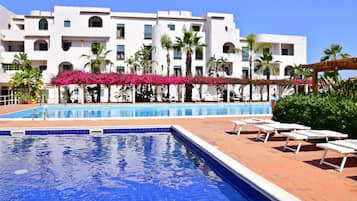 4 من حمّامات السباحة الخارجية، مظلات على حمّام السباحة، مقاعد للتشمس