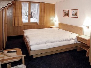 In-room safe, blackout curtains, free WiFi, bed sheets