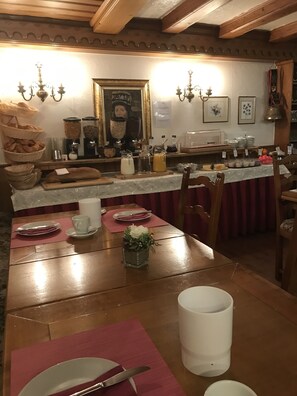 Free daily buffet breakfast