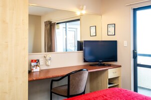 Escritorio, espacio para trabajar con laptop y cortinas blackout