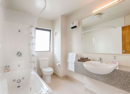 Escritorio, espacio para trabajar con laptop y cortinas blackout