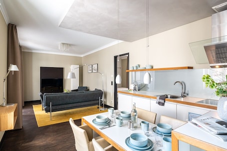 XLUXURY-Apartment | Opções para refeição no quarto