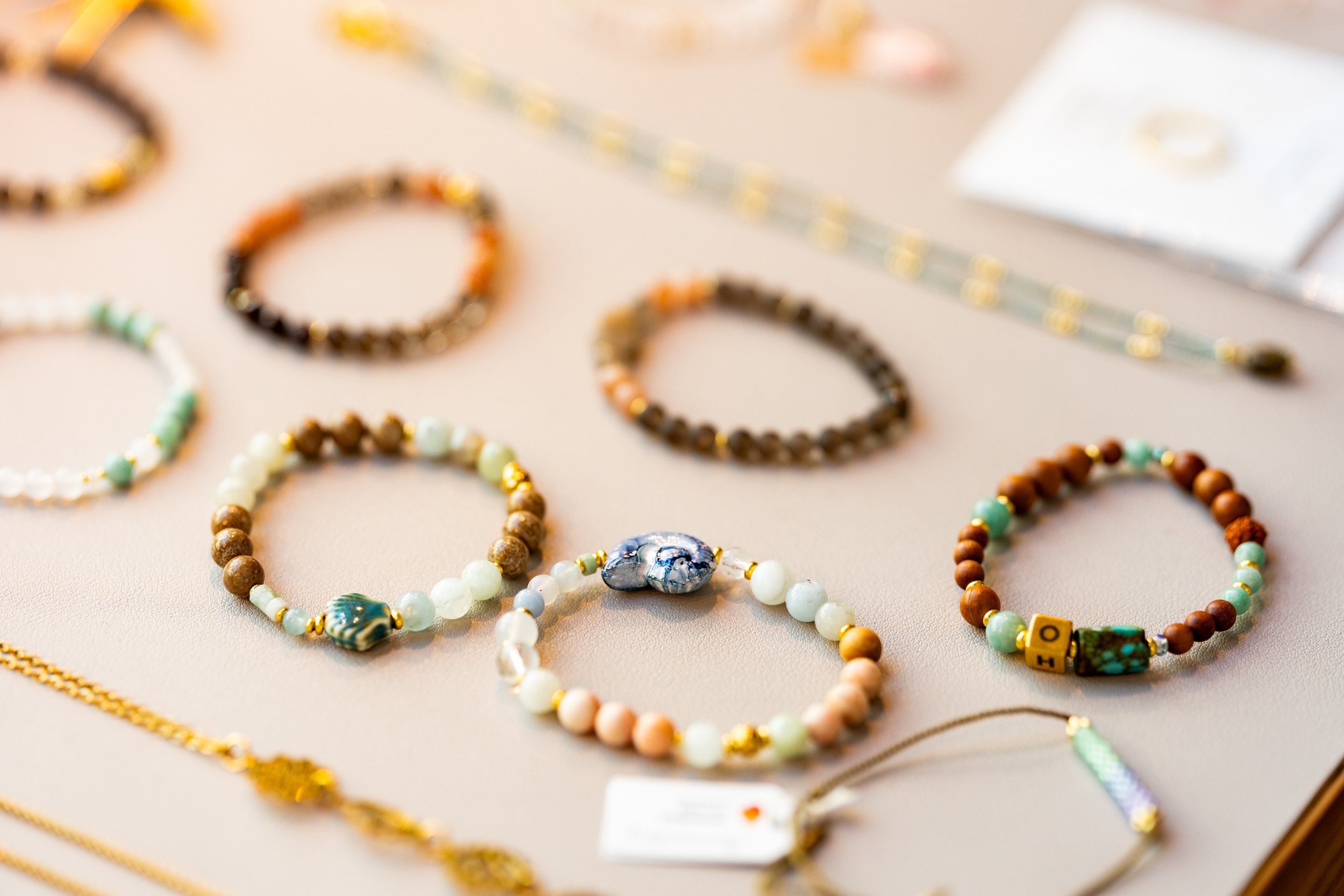 Une exposition de différents bracelets, avec des motifs et des couleurs de perles variés.
