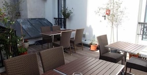 Petit déjeuner, déjeuner et dîner servis sur place