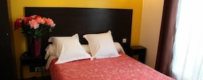 Dobbeltrom | Senger med Select Comfort-madrass, skrivebord og strykejern/-brett