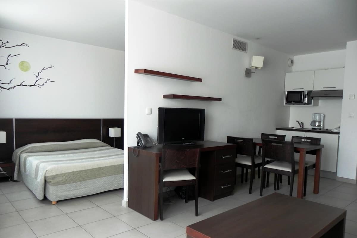 1 habitación, caja de seguridad en la habitación y escritorio