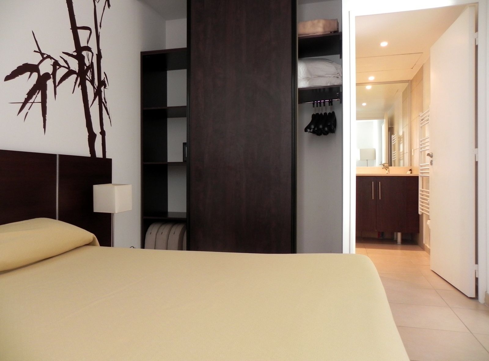 Apartamento (Luxe) | Cofres nos quartos, escrivaninha, ferros/tábuas de passar roupa