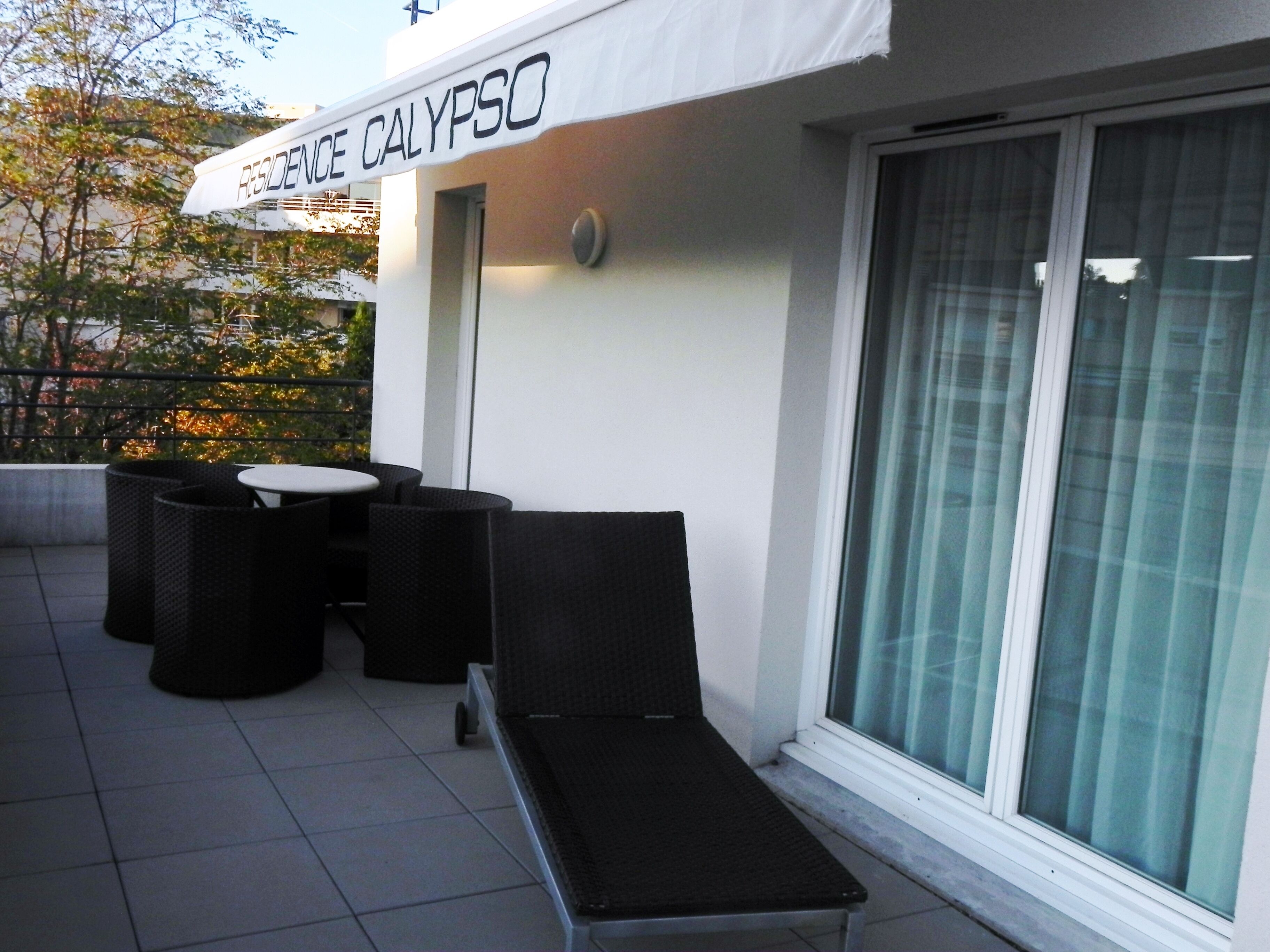 Hotel gevel met een bord waarop 