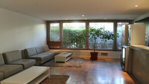 A modern living room with a sofa set, a coffee table, and a potted plant. - Residence Calypso (Marseille)