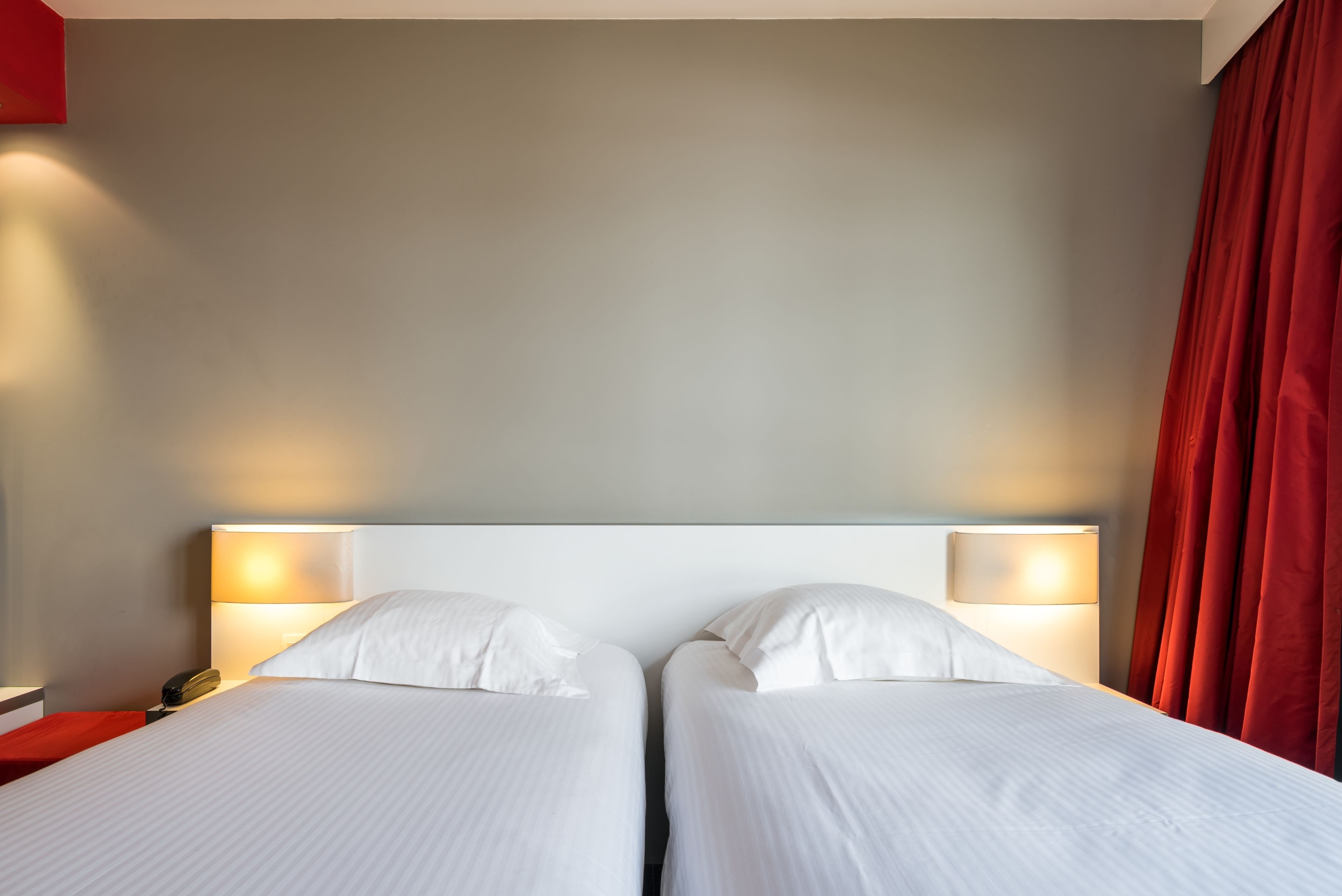 Twin kamer | Een minibar, een bureau, verduisterende gordijnen, geluiddichte muren