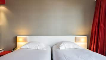 Twin kamer | Een minibar, een bureau, verduisterende gordijnen, geluiddichte muren