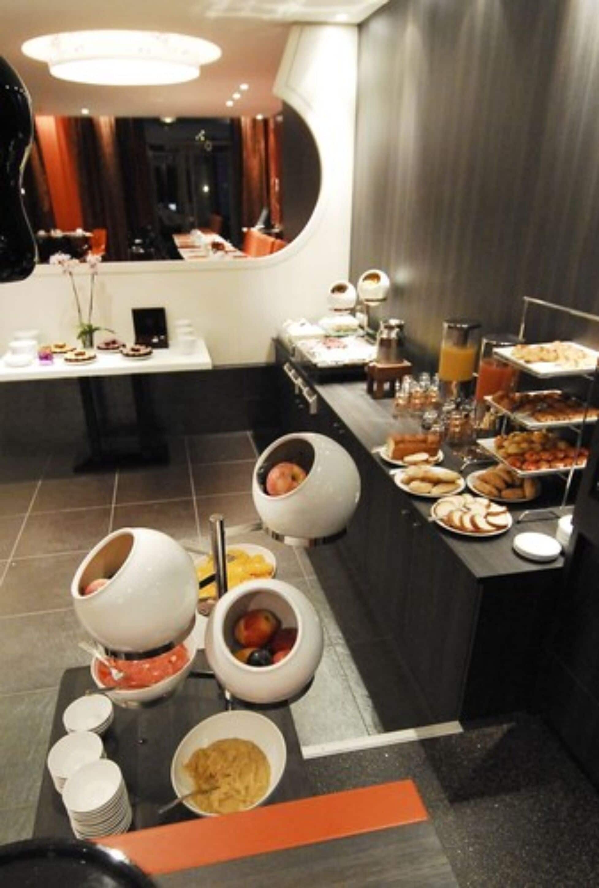 Buffet breakfast on weekdays (EUR 18.50 per person)